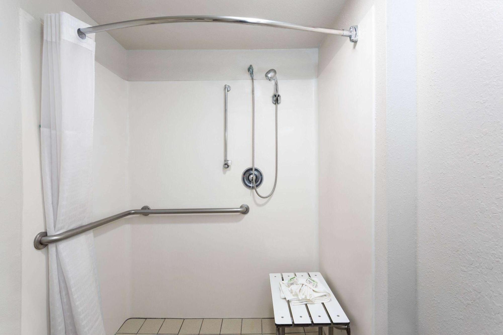 King room Mobility or Hearing Impaired Access Bathtub w or Grab Bars Non-Smoking,1687455955:JPEG