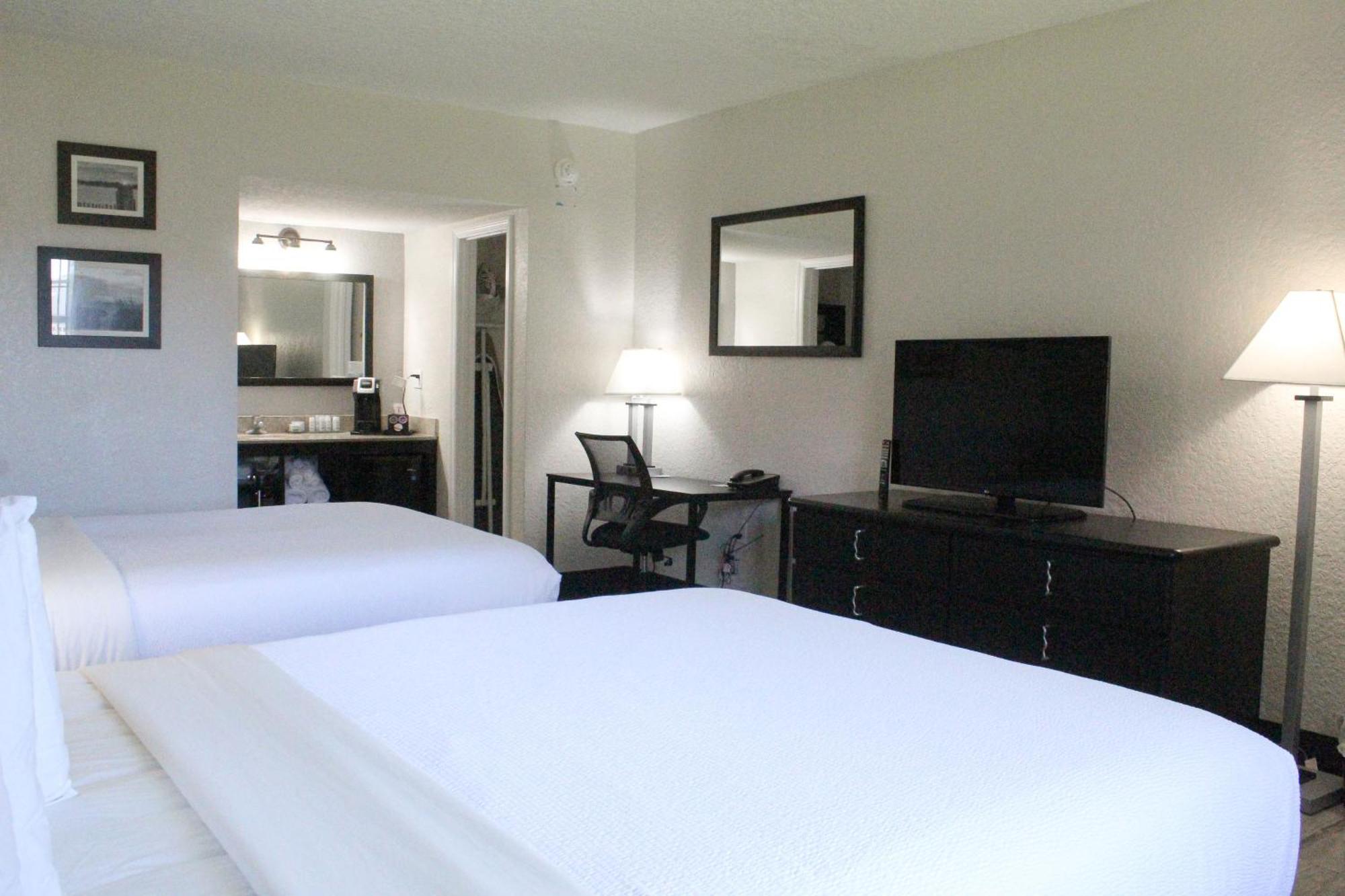 2 Queen Beds Deluxe Room Courtyard or Pool View Room Non-Smoking,1687455946:JPEG